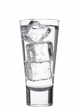 Buz küpleri ile parlak mineral su