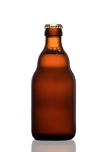 Frasco de cerveja de vidro marrom com tampa amarela no branco — Fotografia de Stock
