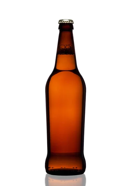 Botella de cerveza de vidrio marrón con tapa amarilla sobre blanco — Foto de Stock