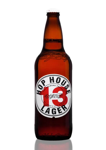 LONDRES, Reino Unido - MARÇO 30, 2017: Garrafa de Hop House 13 cerveja lager em branco . — Fotografia de Stock