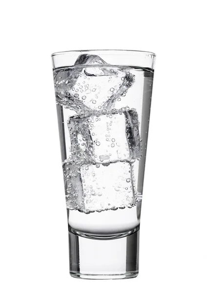 Vaso de agua mineral con hielo —  Fotos de Stock