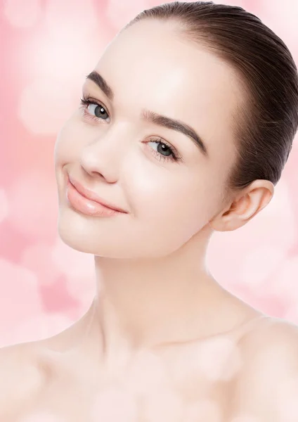 Belle femme avec sourire mignon maquillage naturel spa — Photo