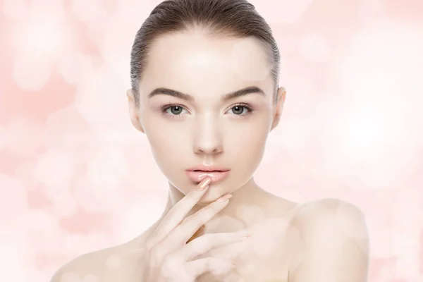 Belle femme fille maquillage naturel spa soins de la peau — Photo