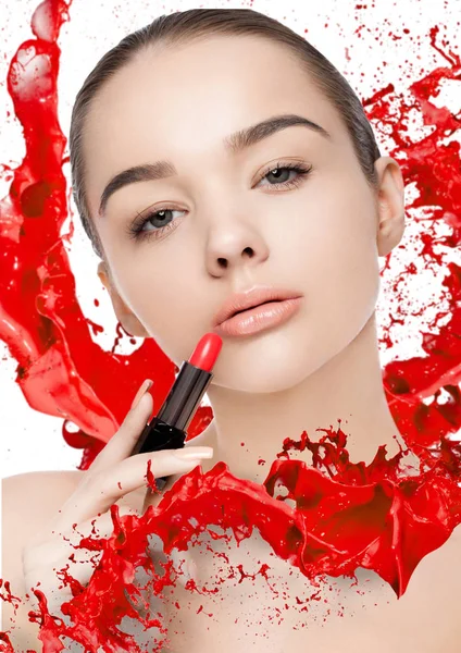 Beau modèle avec éclaboussures de peinture à tube de rouge à lèvres — Photo