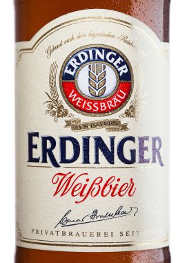 Londra, İngiltere - 15 Şubat 2017: Şişe etiket Erdinger buğday bira bir beyaz. Erdinger dünyanın en büyük buğday bira bira fabrikası ürünüdür.