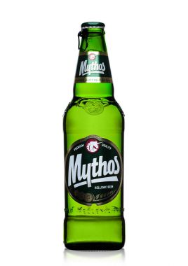 Londra, İngiltere - 15 Şubat 2017: Mythos şişe bira beyaz. Mythos bira firma tarafından üretilen, popüler marka 1997 yılında başlatılan.