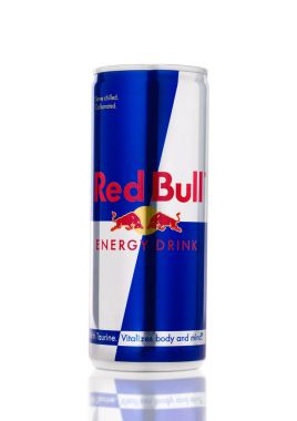 Londra, İngiltere - 12 Nisan 2017: Olabilir, Red Bull enerji içeceği beyaz arka plan üzerinde. Dünyanın en popüler enerji içeceği Red Bull olduğunu.