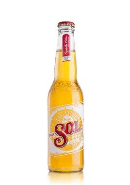 Londra, İngiltere - 12 Nisan 2017: Şişe, Sol Meksika bira beyaz arka plan üzerinde. Cuauhtemoc Montezuma Brewery, Monterey, Meksika, gelen bu ilk 1890 El Sol olarak kullanılmıştır.