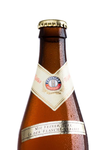 LONDRES, Reino Unido - MARÇO 15, 2017: Garrafa de cerveja Erdinger de trigo em uma branca.Erdinger é o produto da maior cervejaria de cerveja de trigo do mundo . — Fotografia de Stock