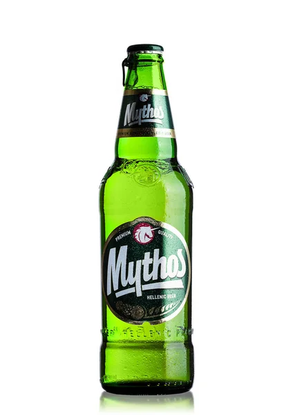 LONDRES, Reino Unido - 15 de março de 2017: Garrafa de cerveja Mythos sobre branco. Feita pela empresa Mythos Brewery, a marca popular foi lançada em 1997 . — Fotografia de Stock