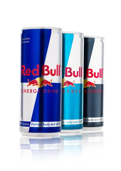 LONDRES, Reino Unido - ABRIL 12, 2017: Latas de Red Bull Energia Beber sem açúcar e zero calorias sobre fundo branco. Red Bull é a bebida energética mais popular do mundo . — Fotografia de Stock