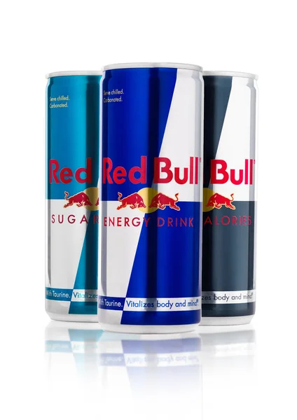 LONDRES, Reino Unido - ABRIL 12, 2017: Latas de Red Bull Energia Beber sem açúcar e zero calorias sobre fundo branco. Red Bull é a bebida energética mais popular do mundo . — Fotografia de Stock