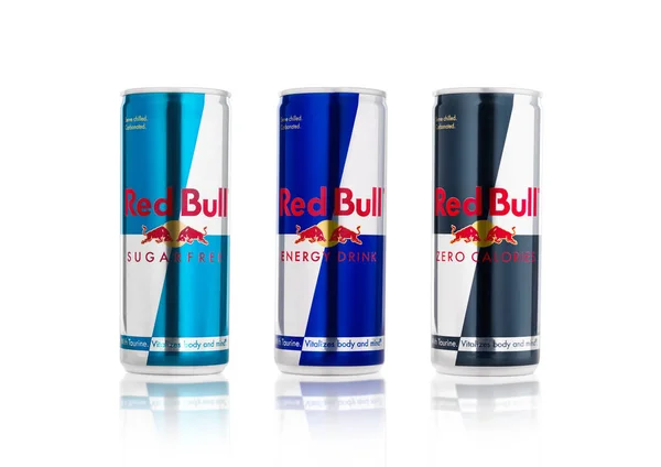 LONDON, UK - APRIL 12, 2017: Cans of Red Bull Energy Drink Sugar Free dan Zero Calories dengan latar belakang putih. Red Bull adalah minuman energi paling populer di dunia. . — Stok Foto