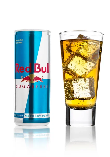 LONDON, UK - APRIL 12, 2017: Can of Red Bull Energy Drink Sugar Free with glass and ice cubes on white background. Red Bull is the most popular energy drink in the world. — Stockfoto