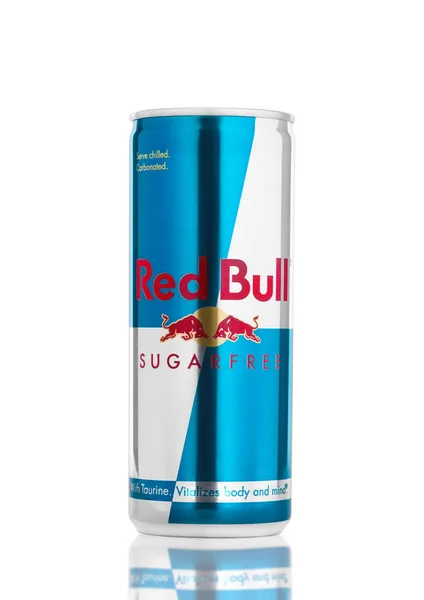 LONDRES, Reino Unido - 12 de abril de 2017: Can of Red Bull Sugar Free Energy Drink on white background. Red Bull é a bebida energética mais popular do mundo . — Fotografia de Stock