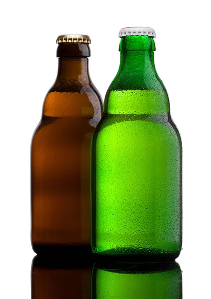 Botellas de cerveza verde y marrón con rocío sobre blanco — Foto de Stock