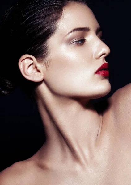 Maquillaje de belleza modelo de moda con perfil de labios rojos — Foto de Stock