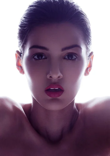 Maquillaje de belleza modelo de moda con labios rojos —  Fotos de Stock