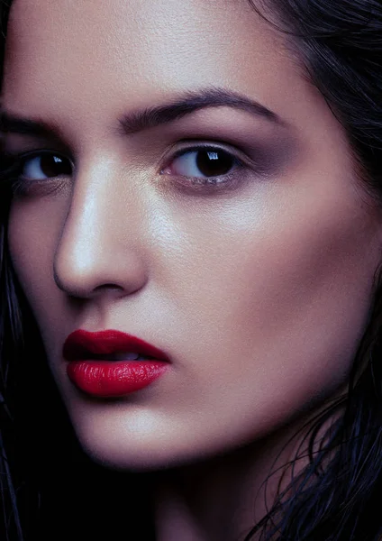 Szépség és a smink nedves haj divat modell vörös ajkak — Stock Fotó