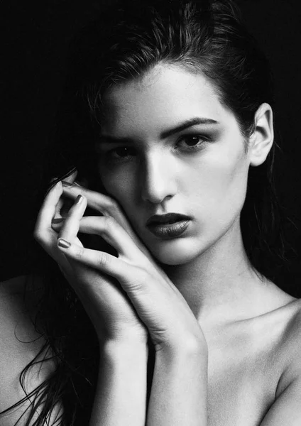 Black and white portrait of beautiful model — Stock Photo, Image