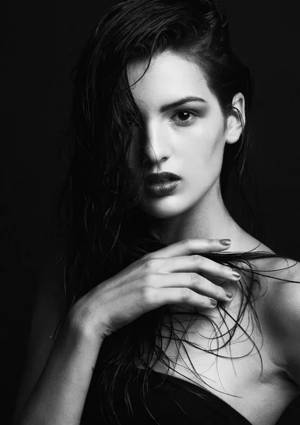 Portrait noir et blanc d'un beau modèle — Photo