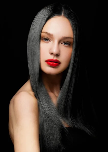 Beauty portrait model with shiny brunette hair — Stock Photo, Image