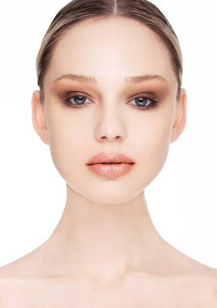 Skönhet mode modell porträtt med naturlig make up — Stockfoto