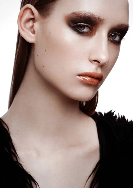 Piękno modelu z doskonałej skóry złoty czarny makijaż — Zdjęcie stockowe