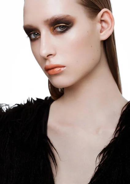 Modelo de belleza con maquillaje negro dorado piel perfecta — Foto de Stock