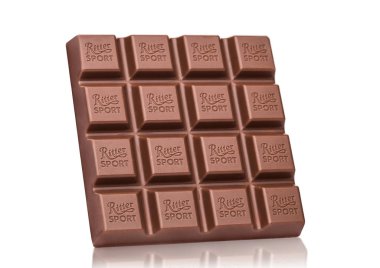 Londra, İngiltere - 15 Mayıs 2017: Ritter Sport sütlü çikolata bar üzerinde beyaz. Alfred Ritter Gmbh ve Co tarafından yapılan Ritter Sport çikolata bar