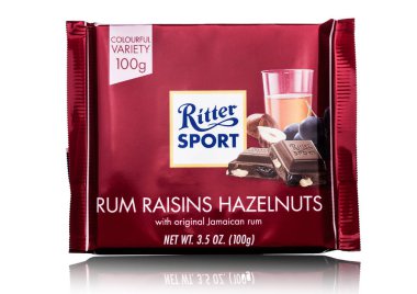 Londra, İngiltere - 15 Mayıs 2017: Ritter Sport sütlü çikolata bar üzerinde beyaz rom raizins fındık ile. Alfred Ritter Gmbh ve Co tarafından yapılan Ritter Sport çikolata bar