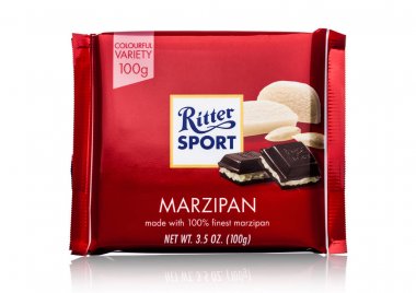 Londra, İngiltere - 15 Mayıs 2017: Ritter Sport sütlü çikolata bar üzerinde beyaz badem ezmesi ile. Alfred Ritter Gmbh ve Co tarafından yapılan Ritter Sport çikolata bar