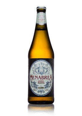 Londra, İngiltere - 15 Mayıs 2017: Şişe Menabrea birra blonda sigorta primi lager bira beyaz. İtalyan bira.