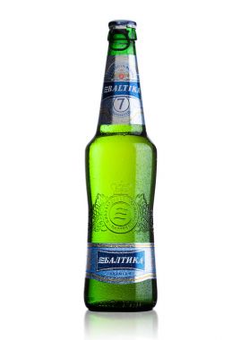 Londra, İngiltere - 15 Mayıs 2017: Baltika Lager bira sayı yedi beyaz şişe. Baltika Rusya'nın ikinci büyük bira şirketidir.