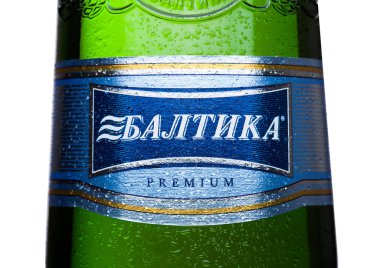 Londra, İngiltere - 15 Mayıs 2017: Şişe etiket Lager bira numara yedi beyaz. Baltika Rusya'nın ikinci büyük bira şirketidir.