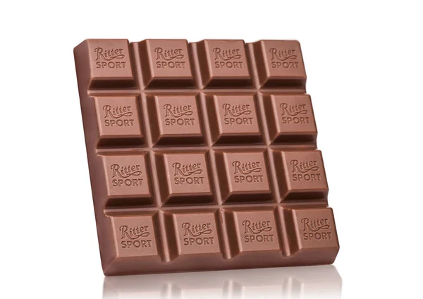 LONDRES, Reino Unido - 15 de mayo de 2017: Ritter Sport barra de chocolate con leche en blanco. Barra de chocolate Ritter Sport hecha por Alfred Ritter GmbH & Co —  Fotos de Stock