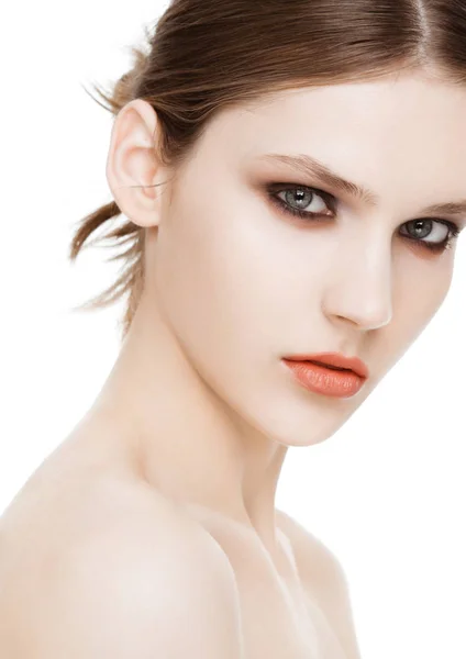 Belleza modelo de moda con ojos ahumados maquillaje —  Fotos de Stock