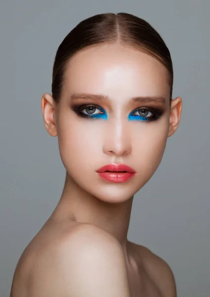 Modelo de moda de beleza com maquiagem preta e azul — Fotografia de Stock