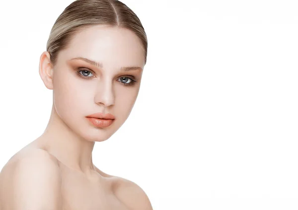 Modelo de moda de beleza com maquiagem natural cuidados com a pele — Fotografia de Stock