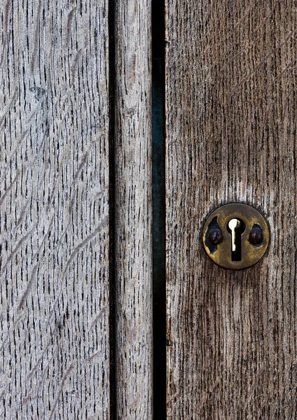 Puerta de madera vieja con cerradura metálica textura de cerca —  Fotos de Stock