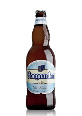 Londra, İngiltere - 29 Mayıs 2017: Hoegaarden şişe buğday beyaz üzerine Belçika birası. Belçika ve iyi bilinen buğday bira üreticisi.