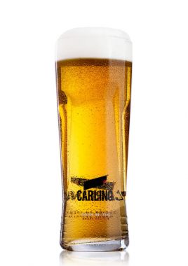 Londra, İngiltere - 29 Mayıs 2017: Carling soğuk cam lager bira beyaz. Köpük ve çiğ.