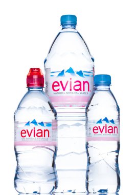 Londra, İngiltere - 29 Mayıs 2017: Şişe, Evian doğal maden suyu bir beyaz. Fransa'da yapılan.