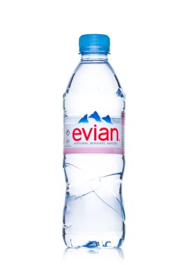 Londra, İngiltere - 29 Mayıs 2017: Şişe, Evian doğal maden suyu bir beyaz. Fransa'da yapılan.
