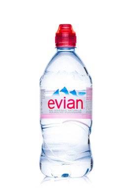 Londra, İngiltere - 29 Mayıs 2017: Şişe, Evian doğal maden suyu bir beyaz. Fransa'da yapılan.
