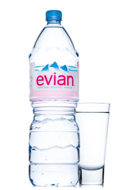 Londra, İngiltere - 29 Mayıs 2017: Şişe, Evian doğal maden suyu cam bir beyaz. Fransa'da yapılan.
