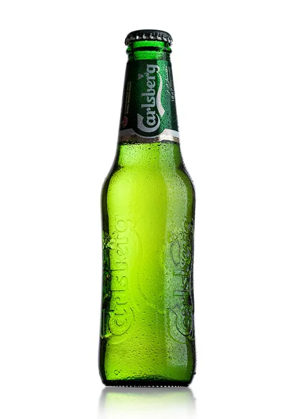 LONDRES, Reino Unido - 29 de maio de 2017: Garrafa de cerveja Carlsberg sobre branco. empresa de cerveja dinamarquesa fundada em 1847 . — Fotografia de Stock
