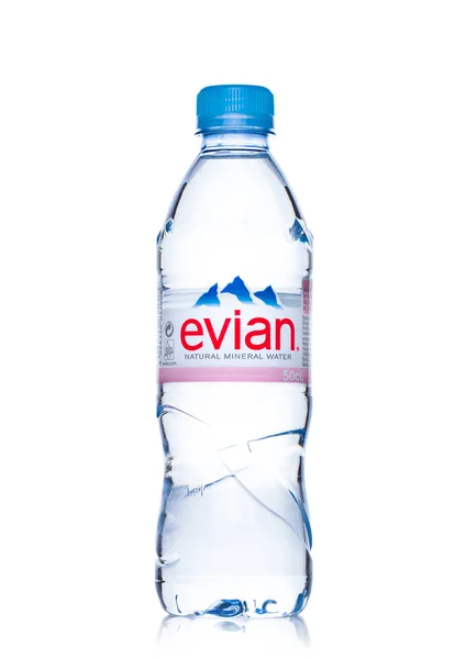 LONDRES, Reino Unido - MAIO 29, 2017: Garrafa de Evian Natural Mineral Water sobre um branco. Fabricado na França . — Fotografia de Stock