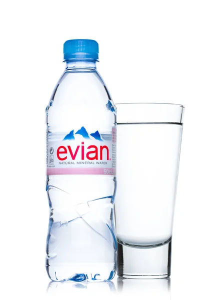Londyn, Wielka Brytania - 29 maja 2017: Butelka z Evian naturalnej wody mineralnej ze szkłem na białym. Made in France. — Zdjęcie stockowe