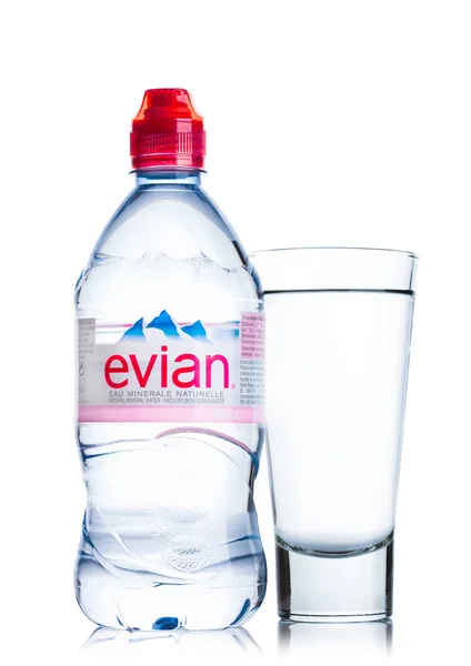 LONDON, Inggris - 29 Mei 2017: Botol Air Mineral Alam Evian dengan kaca di atas putih. Buatan Perancis . — Stok Foto